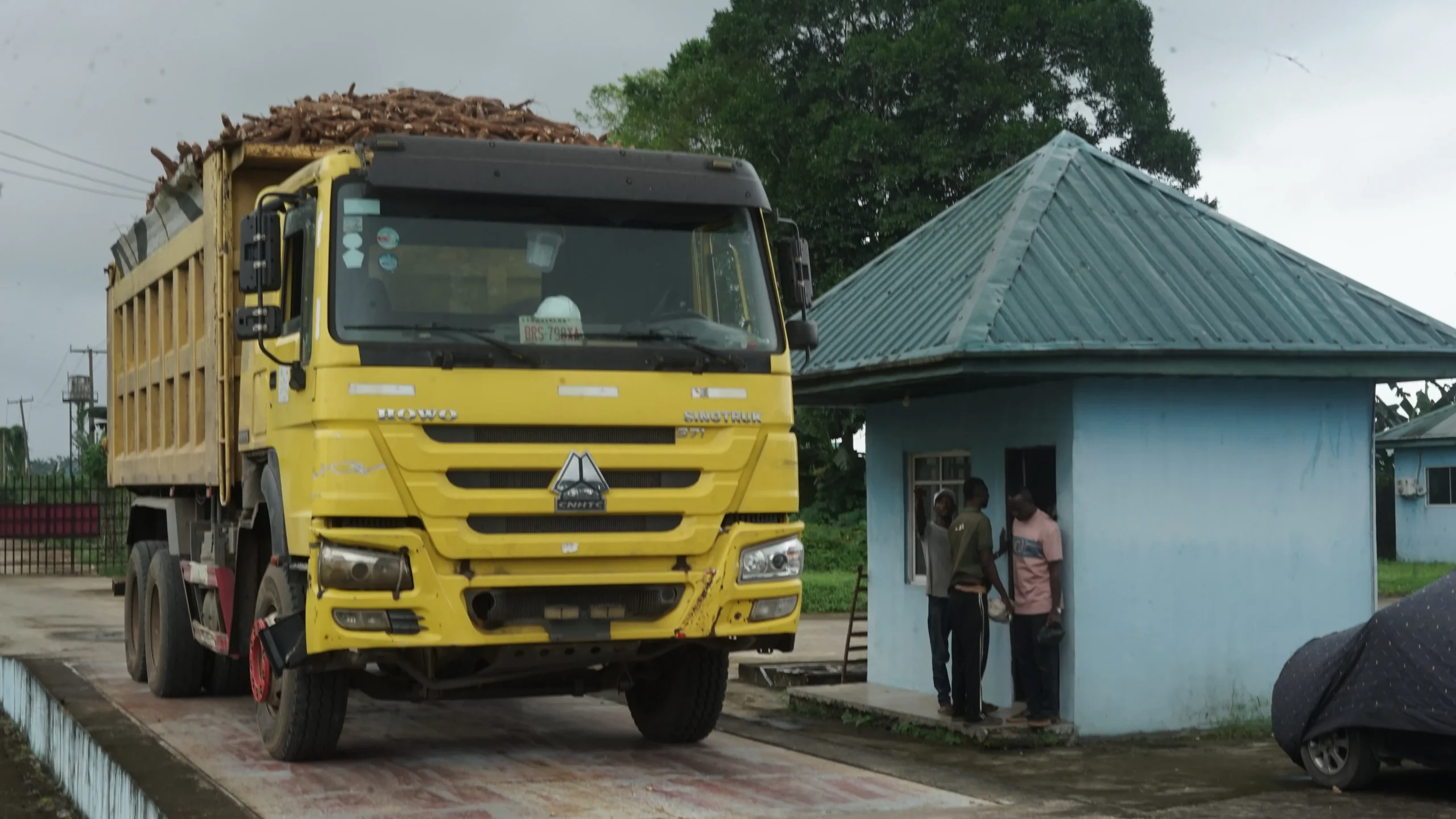 TRUCK ARRIVING FACTORY POSITIONING AT THE WEIGH BRIDGE (2)gggg